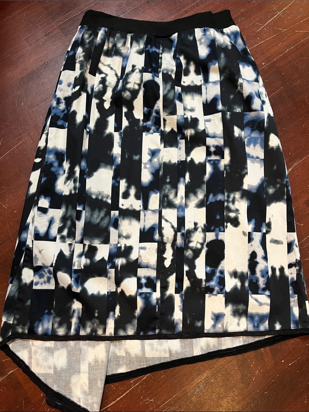 🌻3/$15🌻 Asymmetrical Pleated Skirt in Black, White & Blue - Picture 8 of 10